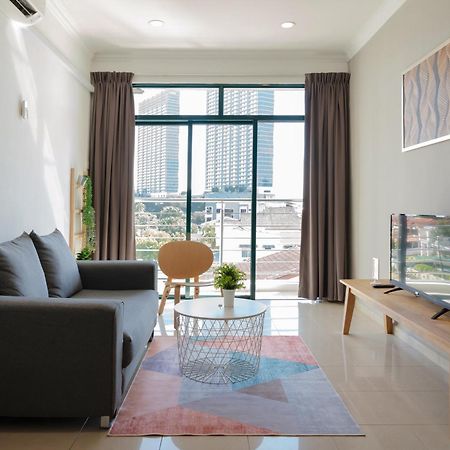 Golden View Serviced Apartments Tanjung Tokong Экстерьер фото