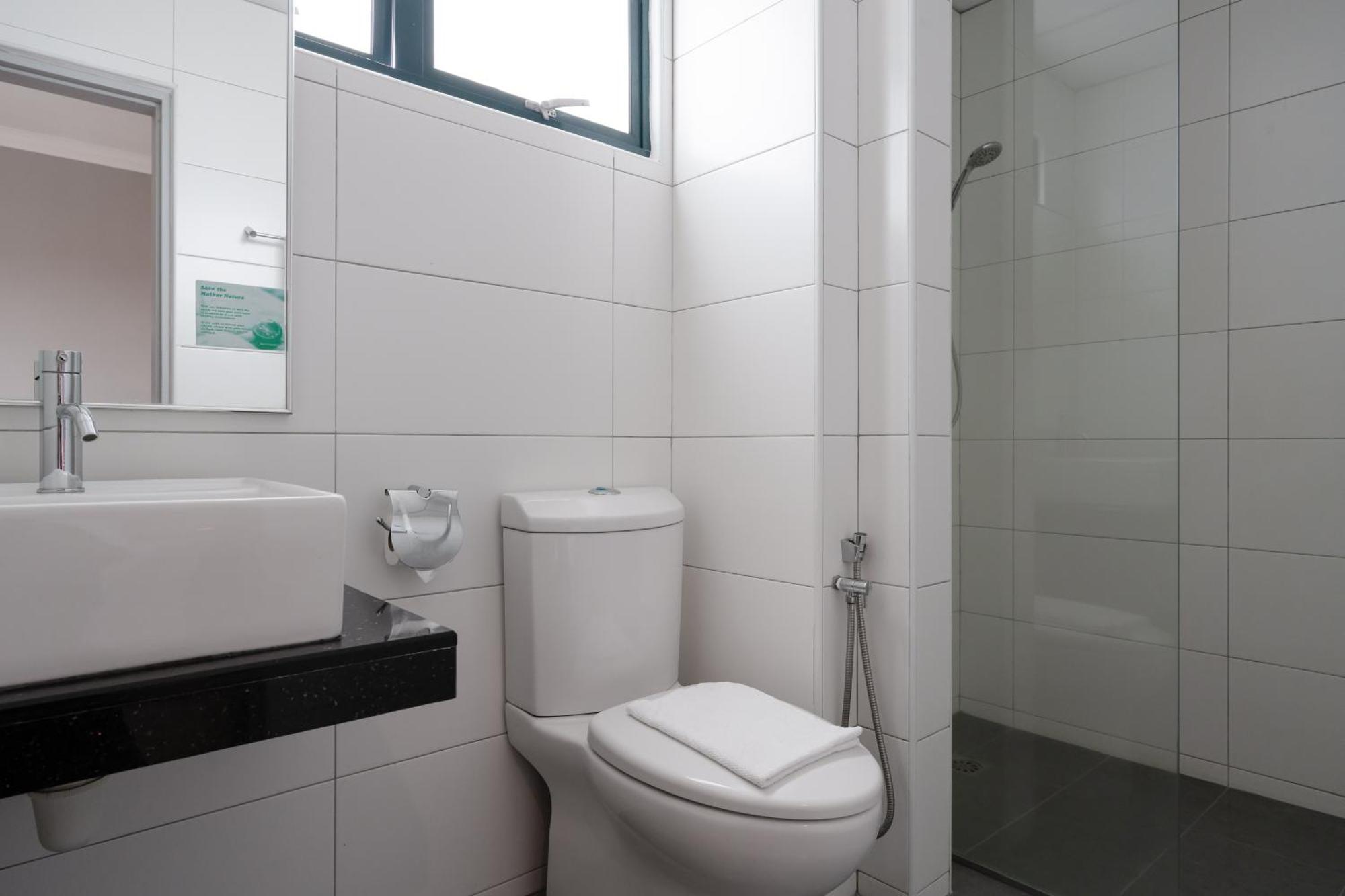 Golden View Serviced Apartments Tanjung Tokong Экстерьер фото