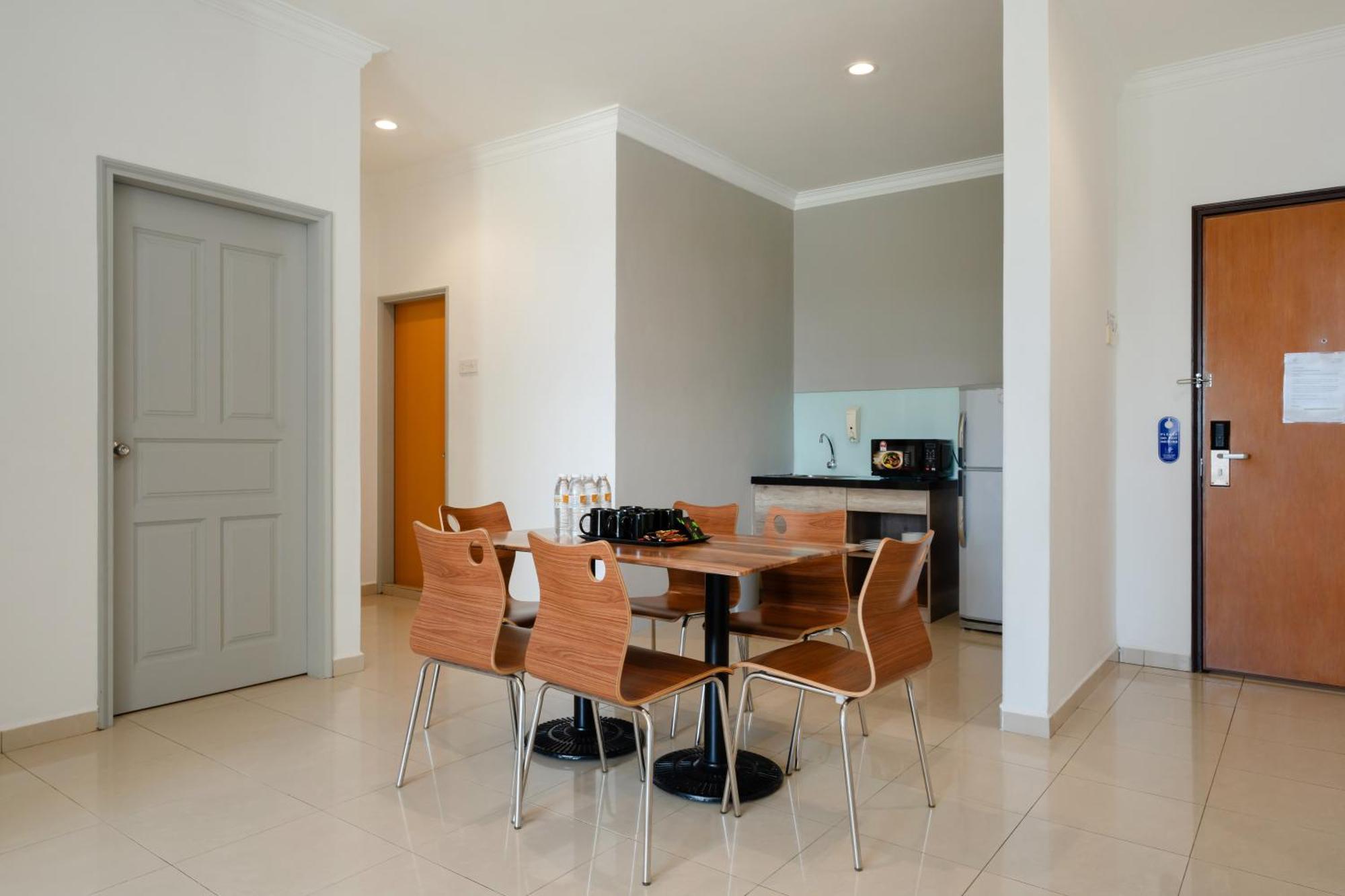 Golden View Serviced Apartments Tanjung Tokong Экстерьер фото