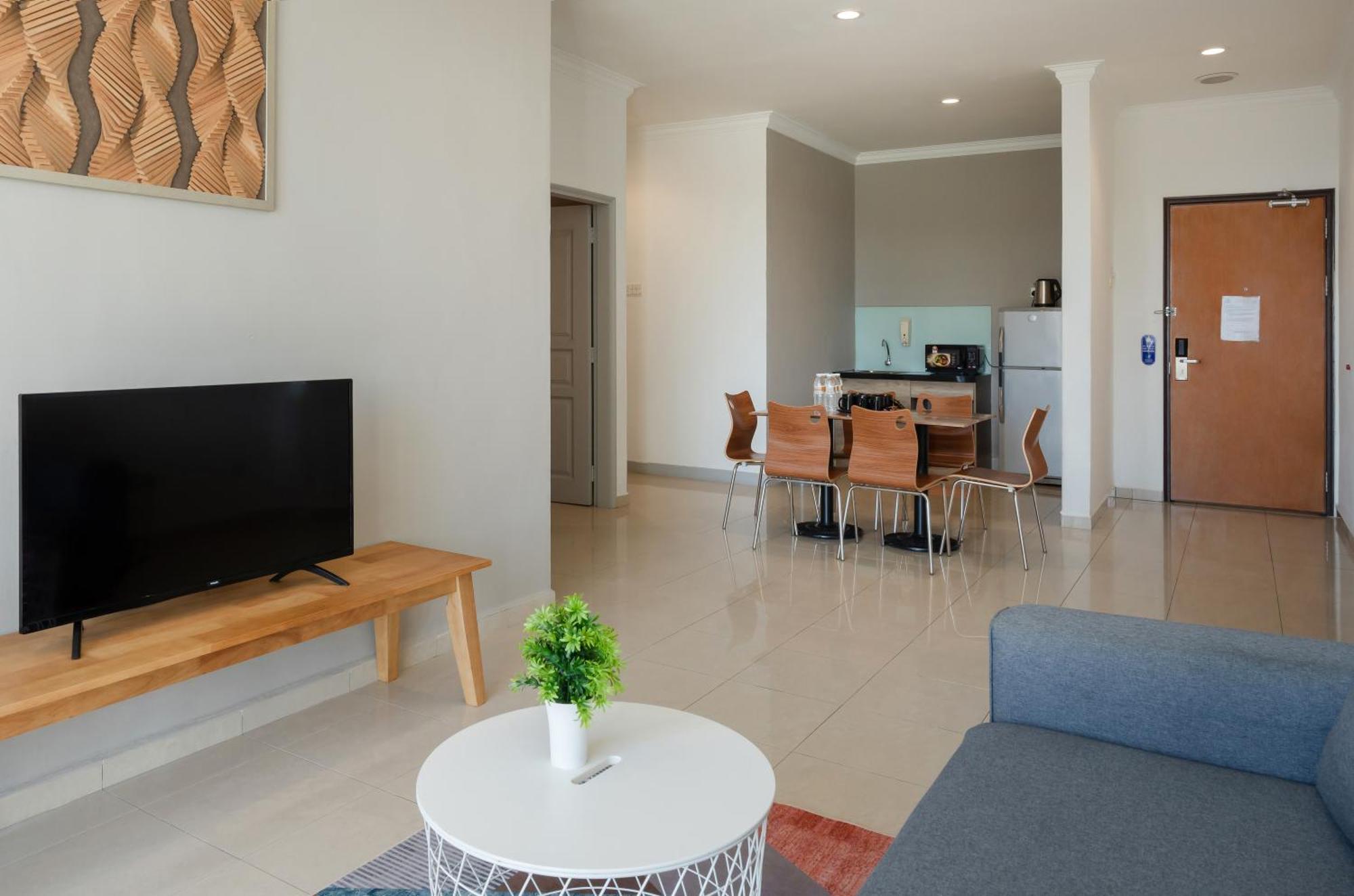 Golden View Serviced Apartments Tanjung Tokong Экстерьер фото
