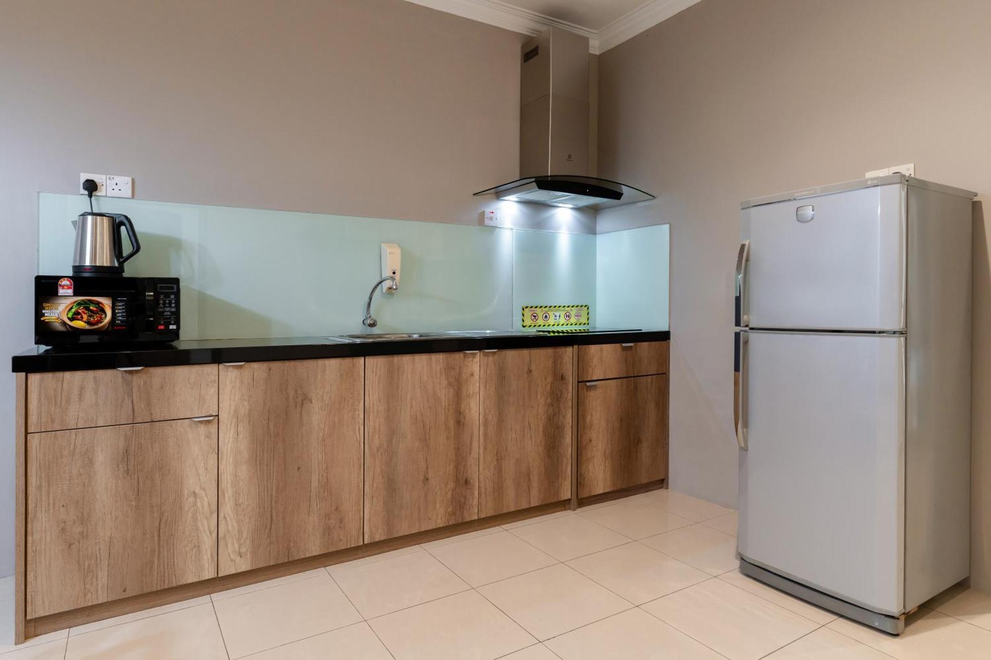 Golden View Serviced Apartments Tanjung Tokong Экстерьер фото