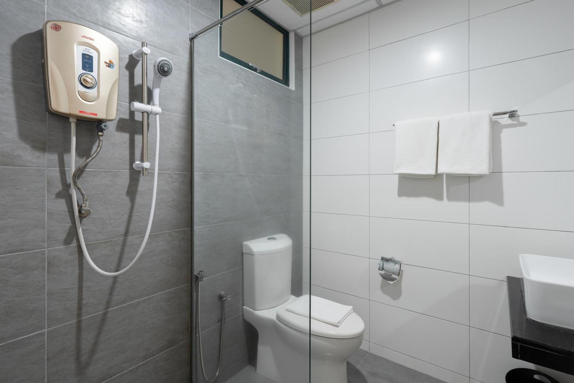 Golden View Serviced Apartments Tanjung Tokong Экстерьер фото
