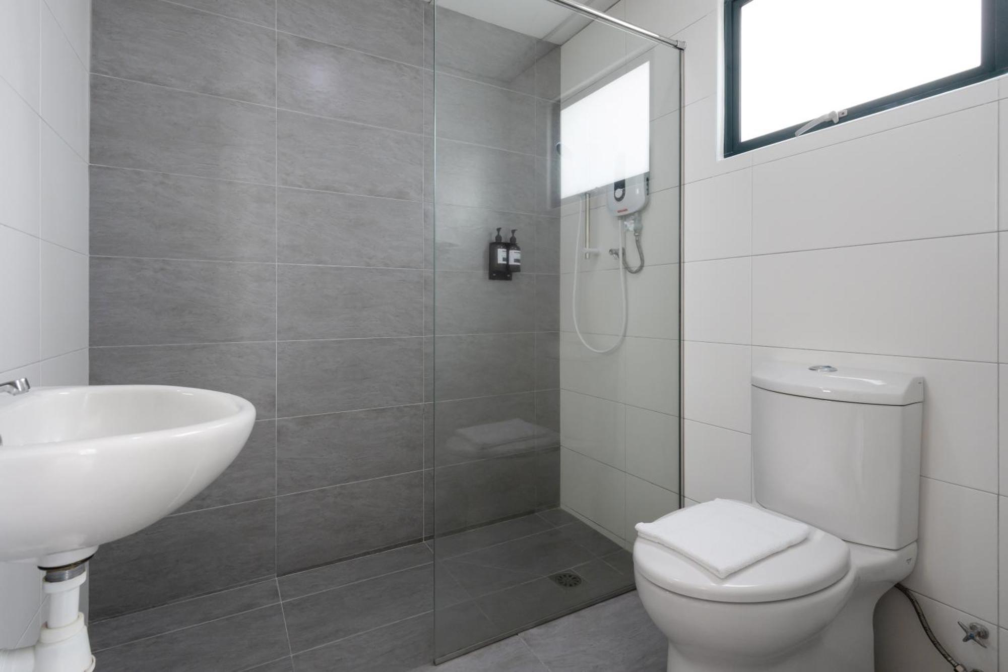 Golden View Serviced Apartments Tanjung Tokong Экстерьер фото