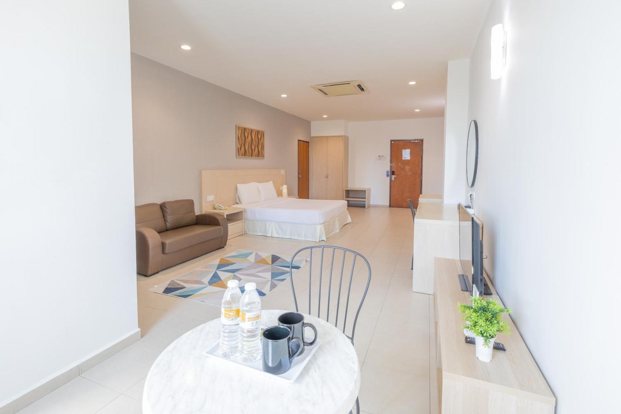 Golden View Serviced Apartments Tanjung Tokong Экстерьер фото