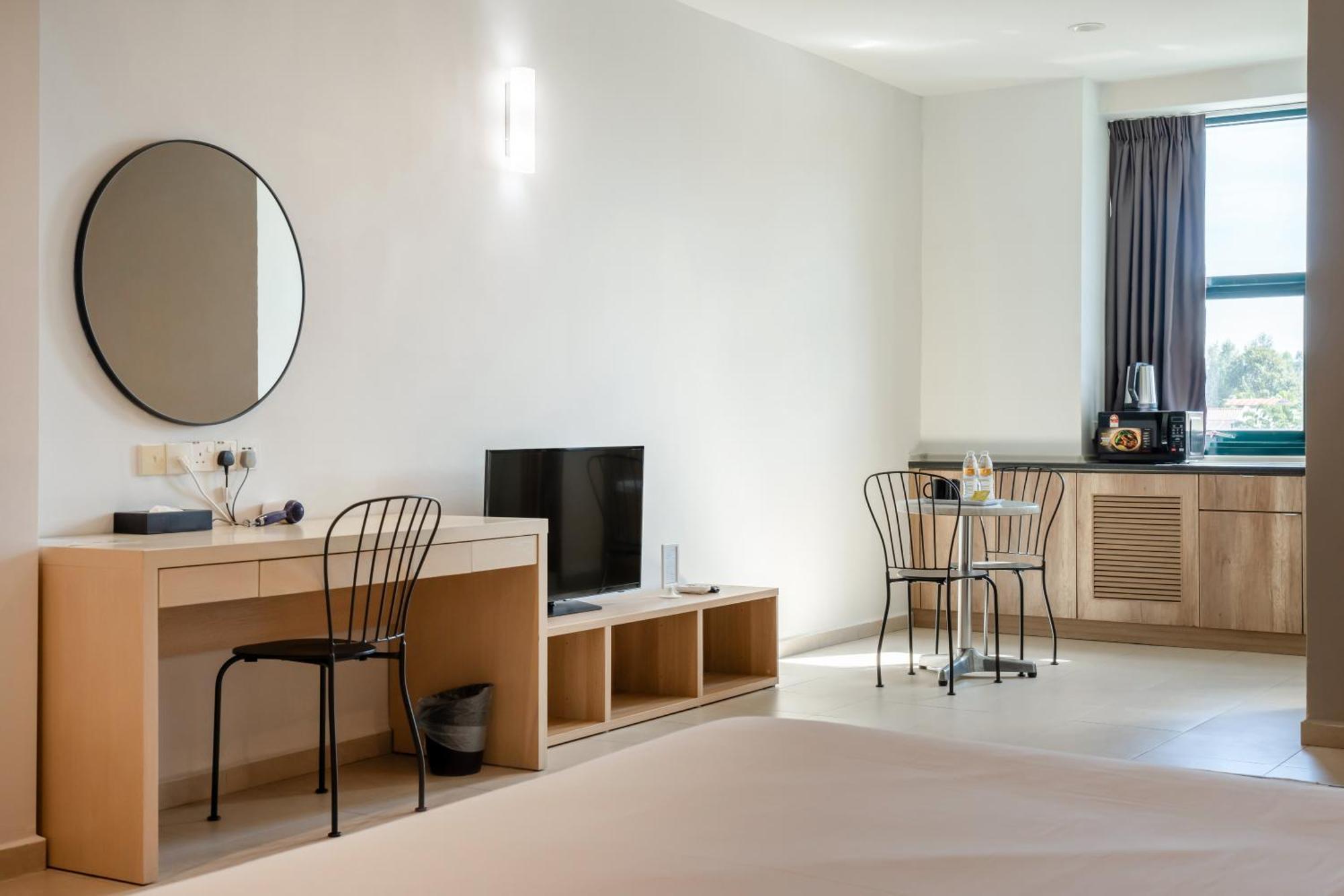 Golden View Serviced Apartments Tanjung Tokong Экстерьер фото