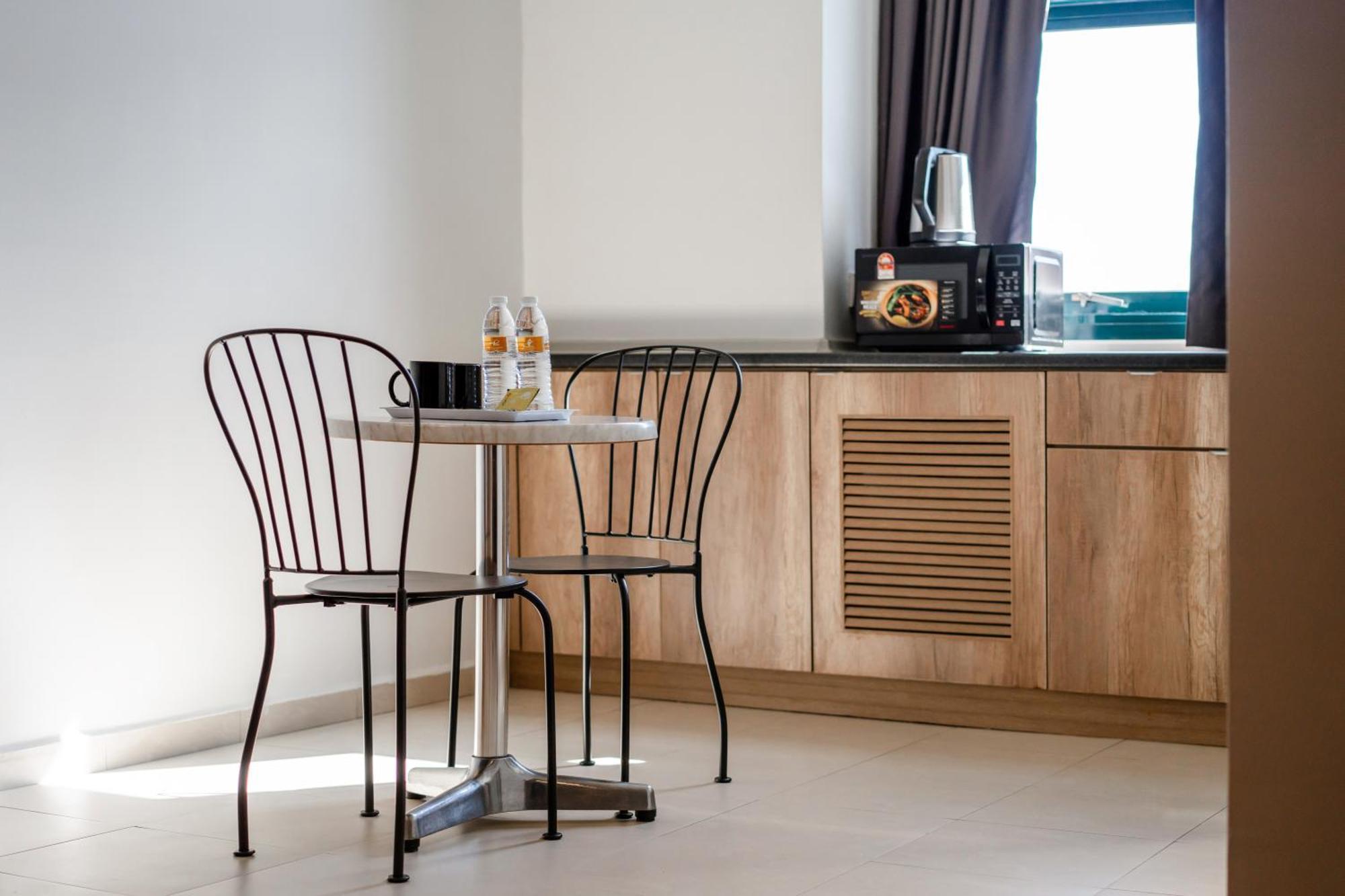 Golden View Serviced Apartments Tanjung Tokong Экстерьер фото