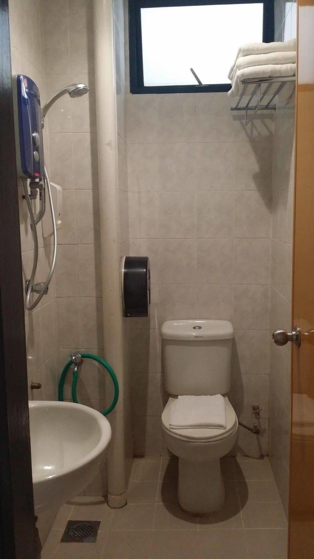 Golden View Serviced Apartments Tanjung Tokong Экстерьер фото