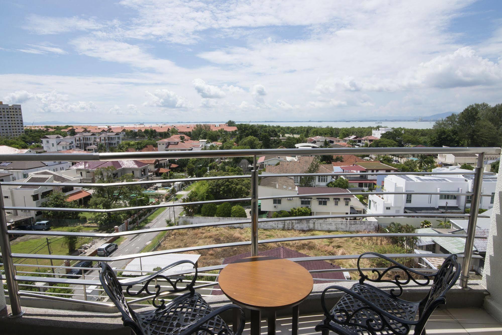 Golden View Serviced Apartments Tanjung Tokong Экстерьер фото
