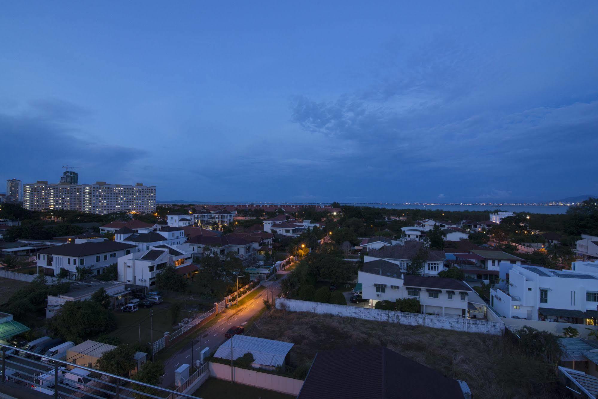 Golden View Serviced Apartments Tanjung Tokong Экстерьер фото